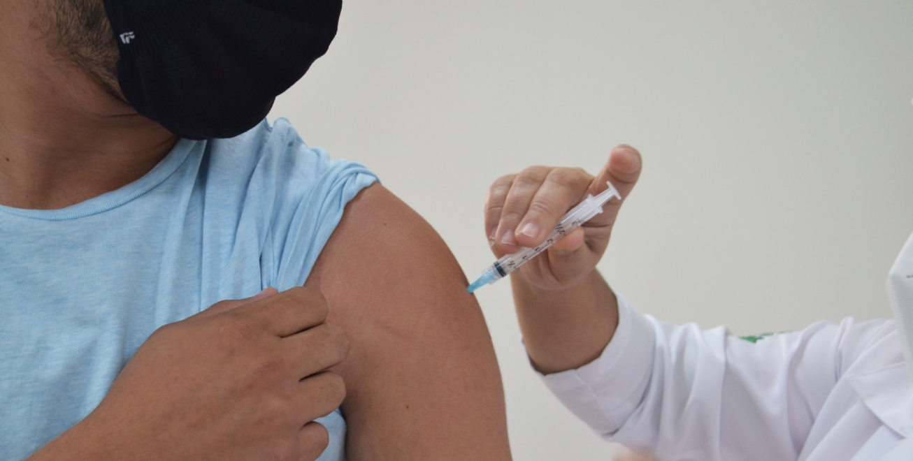 Adolescentes podem ser vacinados com a dose de reforço contra a Covid 