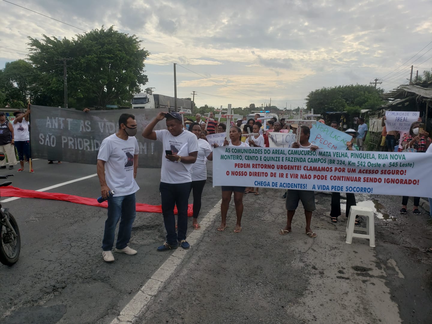 Manifestantes bloqueiam BR-324, em Amélia Rodrigues, e cobram novo retorno