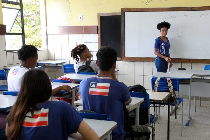 Brasil terá geração mais pobre em consequência do fechamento de escolas na pandemia, diz FMI