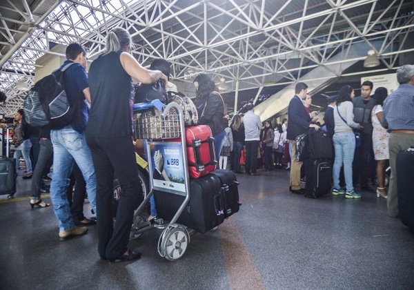 Bolsonaro veta retorno do despacho gratuito de bagagens em voos comerciais