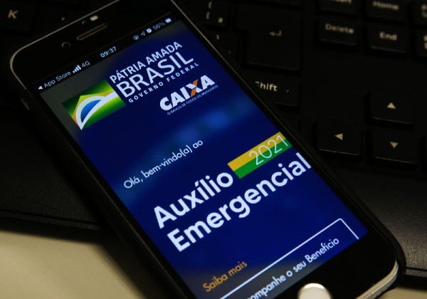 Fila do Auxílio Brasil atrasa e 1,3 milhão de famílias ainda não receberam benefício