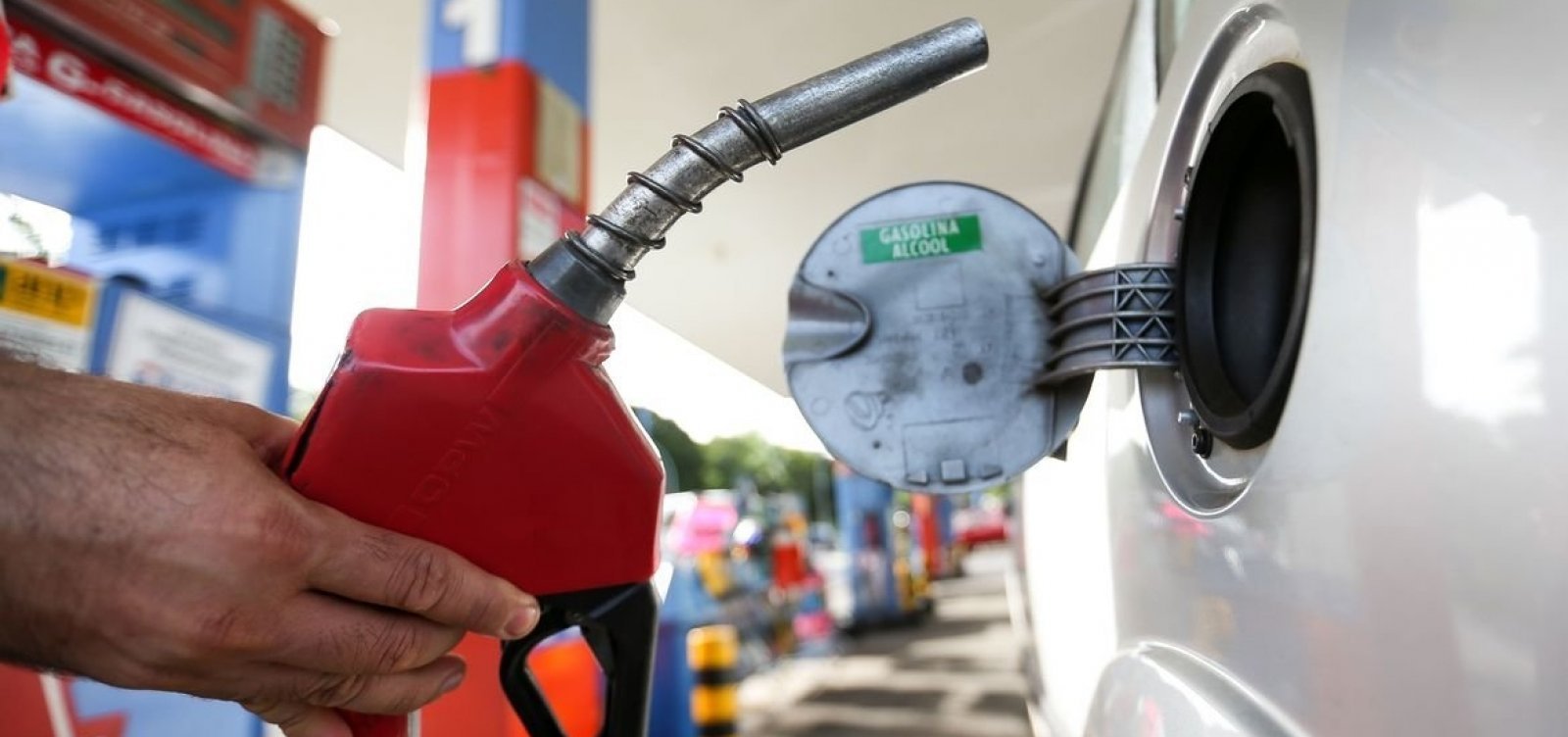 Encher o tanque de gasolina no Brasil consome 33% do salário mínimo