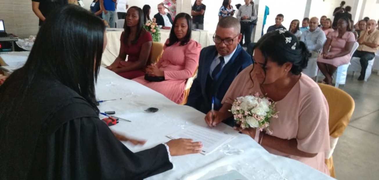Casais podem oficializar o matrimônio em casamento coletivo