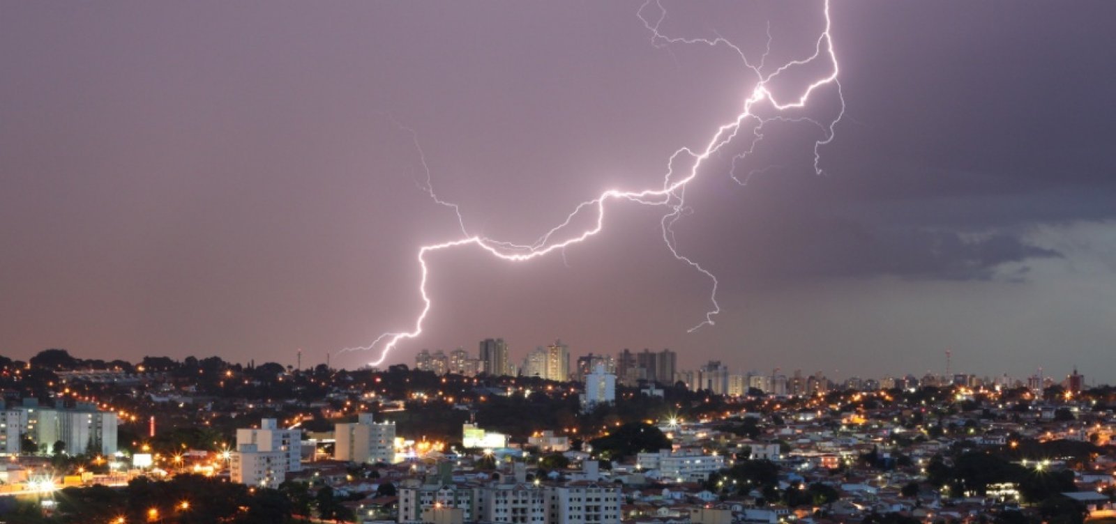 Mais de 12 mil raios atingiram o território baiano, diz Climatempo