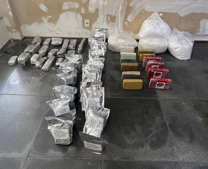 Polícia intercepta 30 kg de drogas que saíram de MG para BA em Feira de Santana