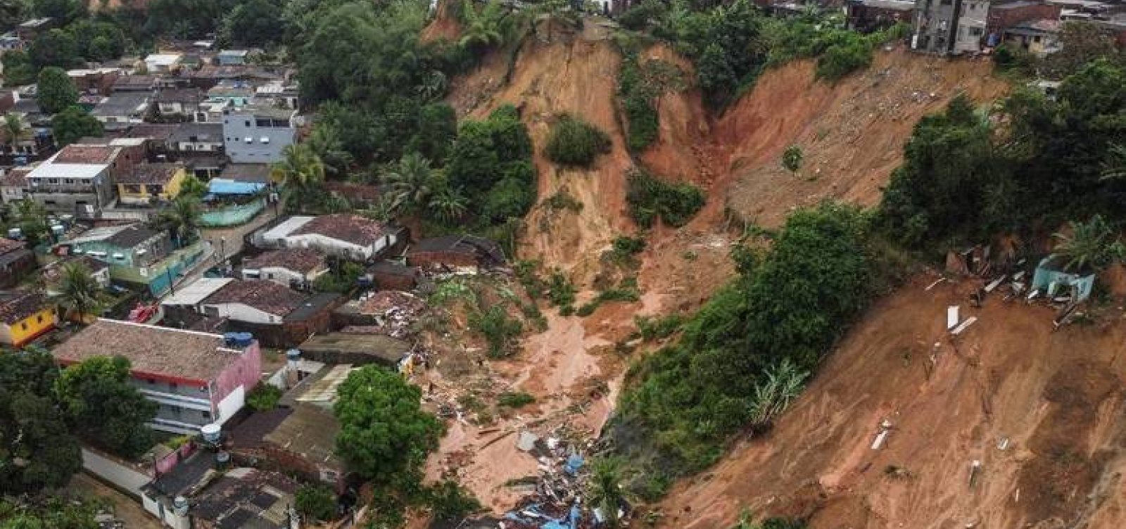Sobe para 84 número de mortes causadas por chuva em Pernambuco