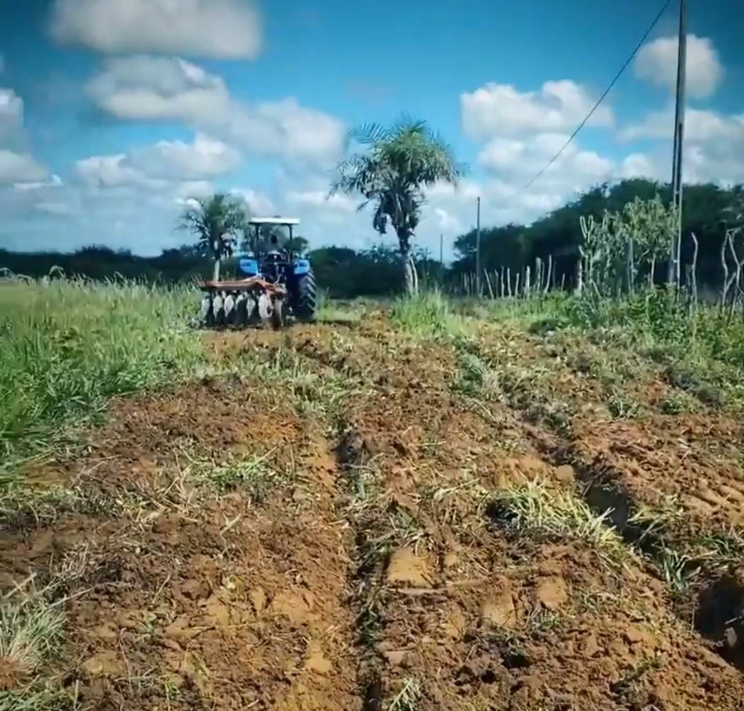 Prefeitura de Santanópolis começa aração de terras gratuita para o homem do campo