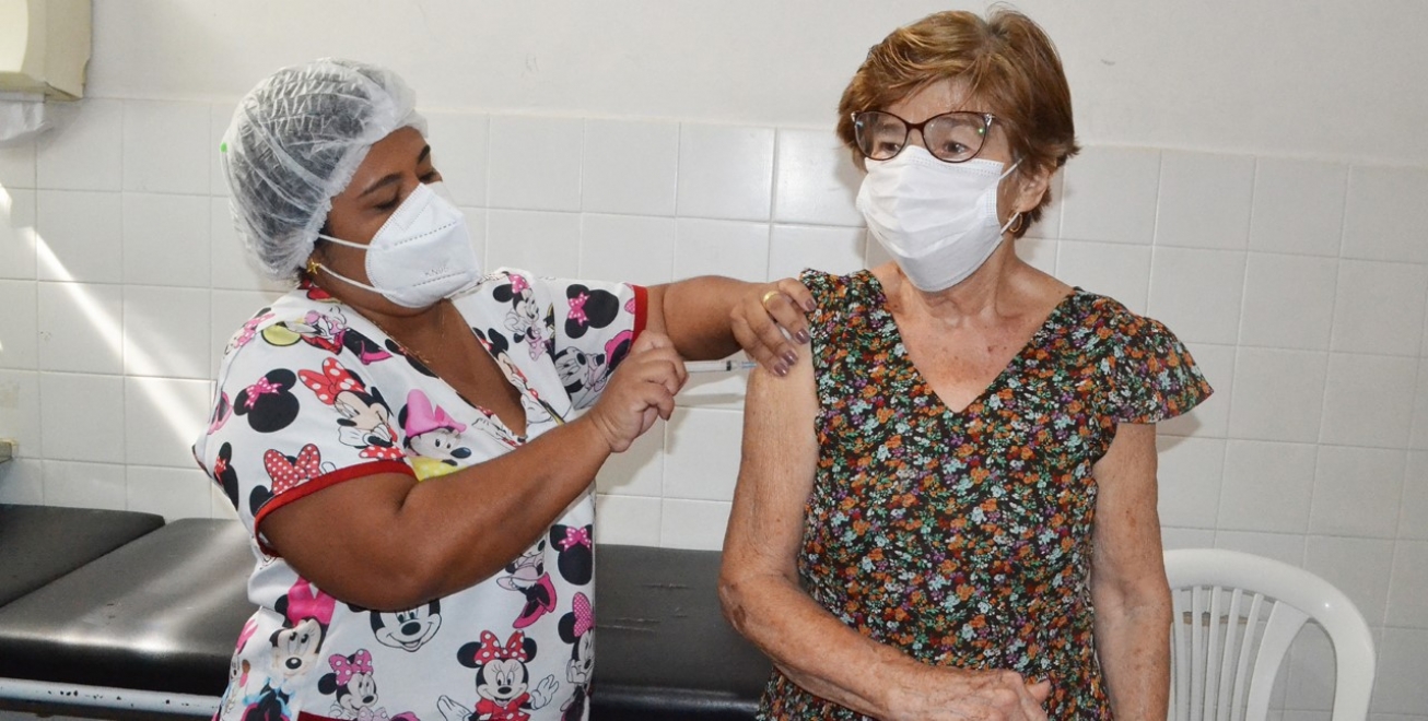Secretaria de Saúde convoca população para tomar a terceira dose contra a Covid