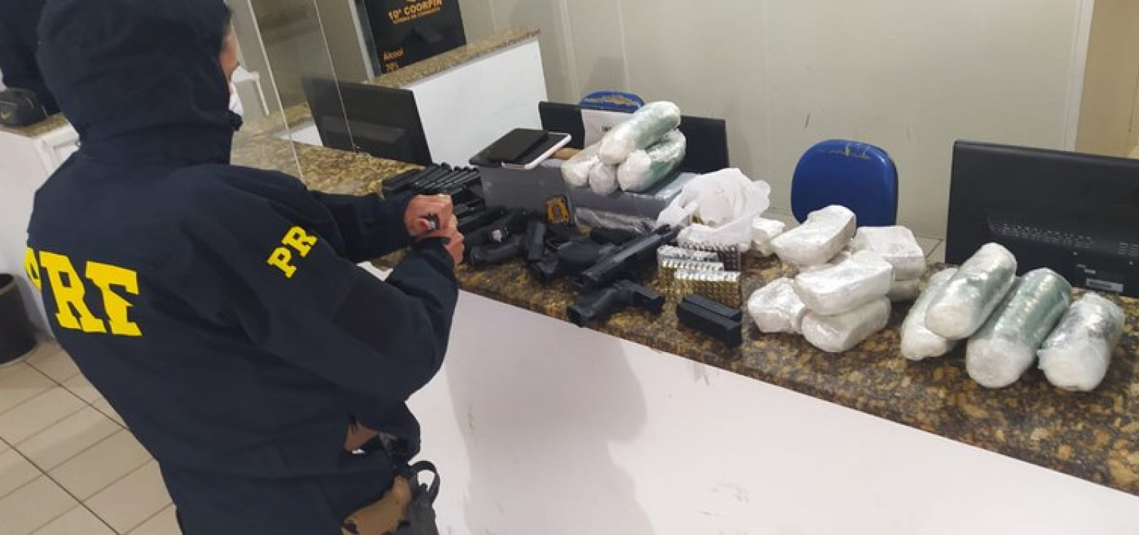 Casal é preso transportando pistolas, carregadores, munições e drogas na Bahia