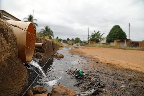 Água servida danifica pavimentação de ruas no município