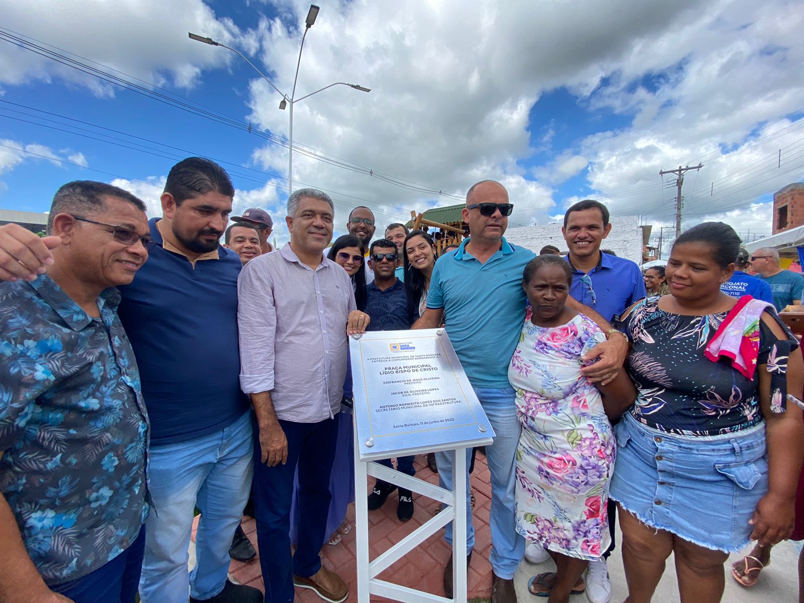 Em Santa Bárbara, prefeito inaugura nova praça e anuncia construção de creche 