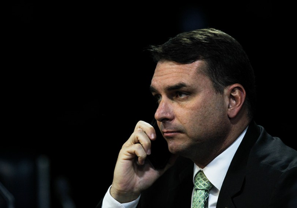 Flávio Bolsonaro diz que o pai não tem data para retornar e culpa presidente do Senado por ataque golpista 