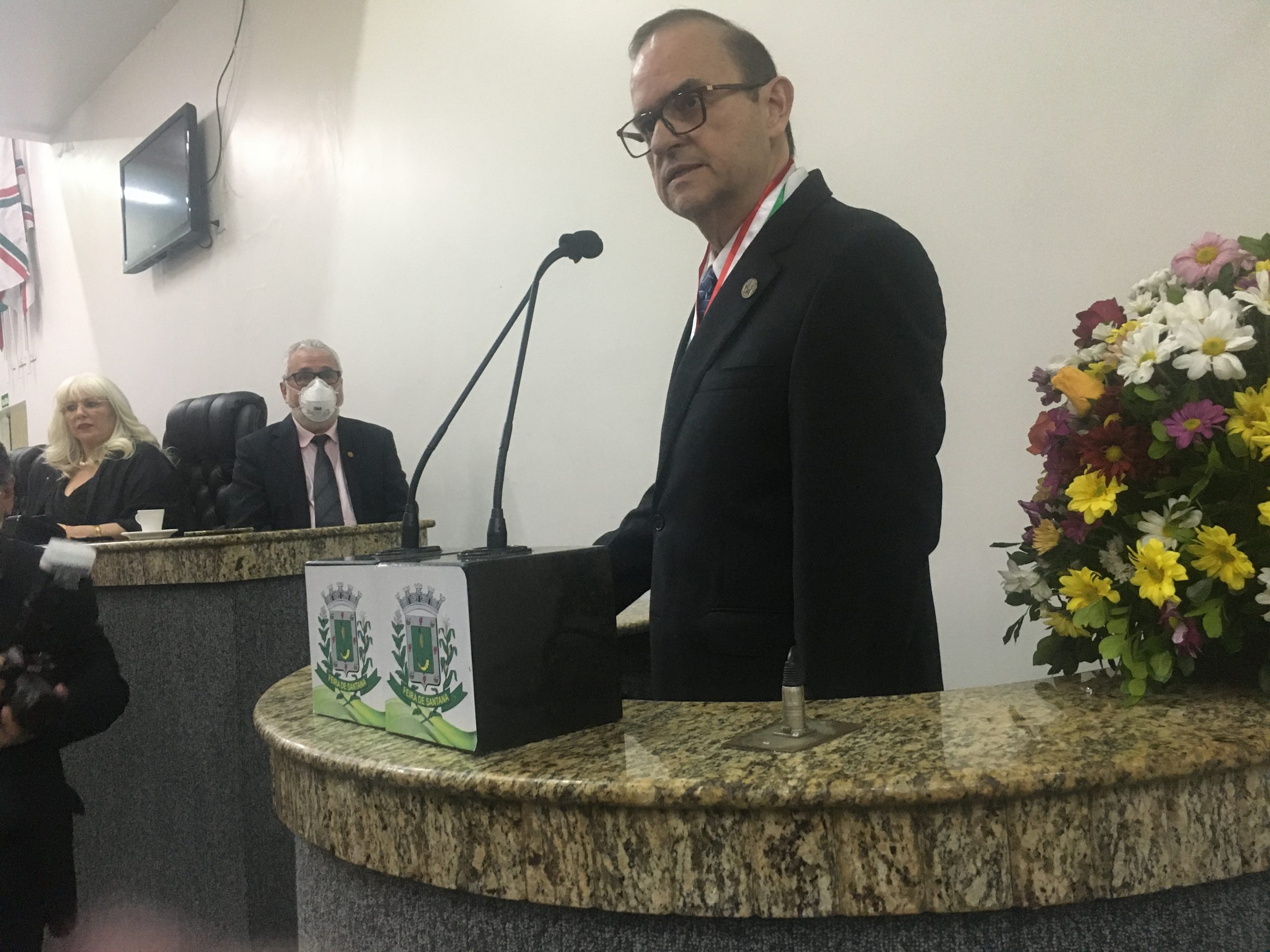 Empresário Luiz Pedro Irujo recebe título de Cidadão Feirense e Comenda Maria Quitéria