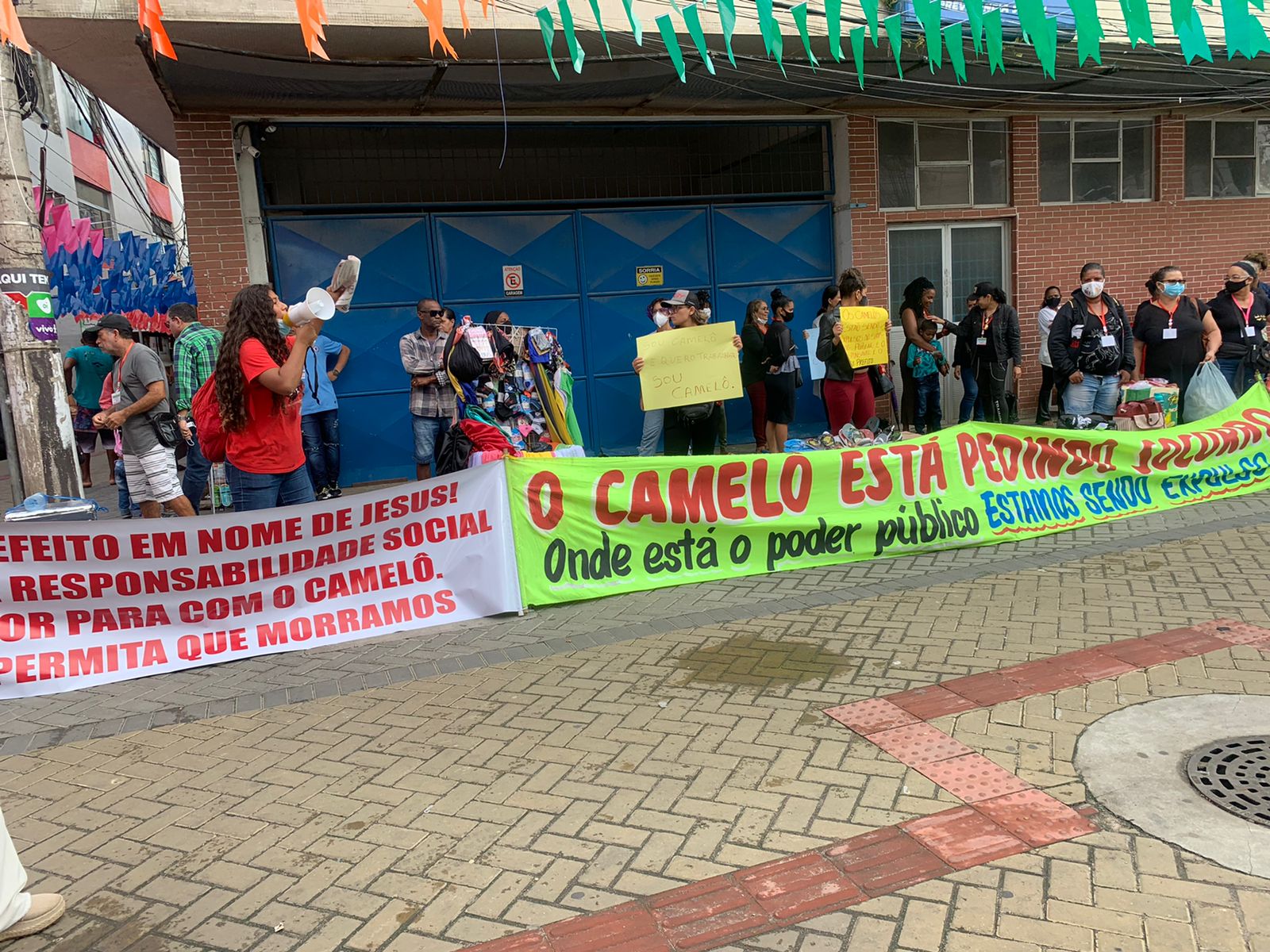 Camelôs no Shopping Popular realizam manifestação no calçadão da Sales Barbosa