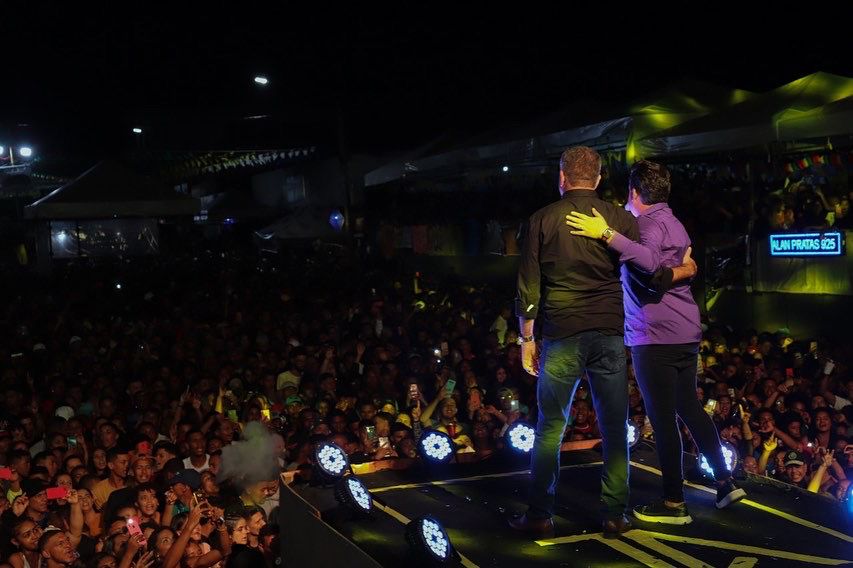 Show de Thiago Aquino leva mais de 25 mil pessoas ao São João antecipado de Santa Bárbara