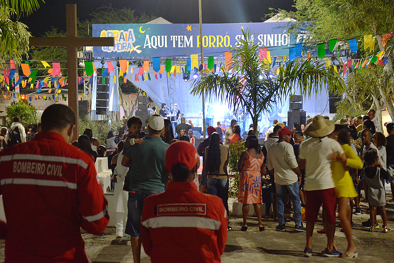 Moradores de Tiquaruçu curtem primeira noite de forró 