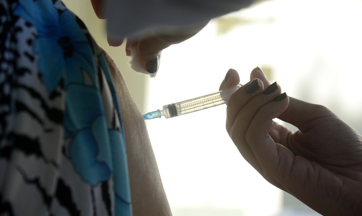 Vacinas contra Covid-19 evitaram cerca de 20 milhões de mortes, diz estudo