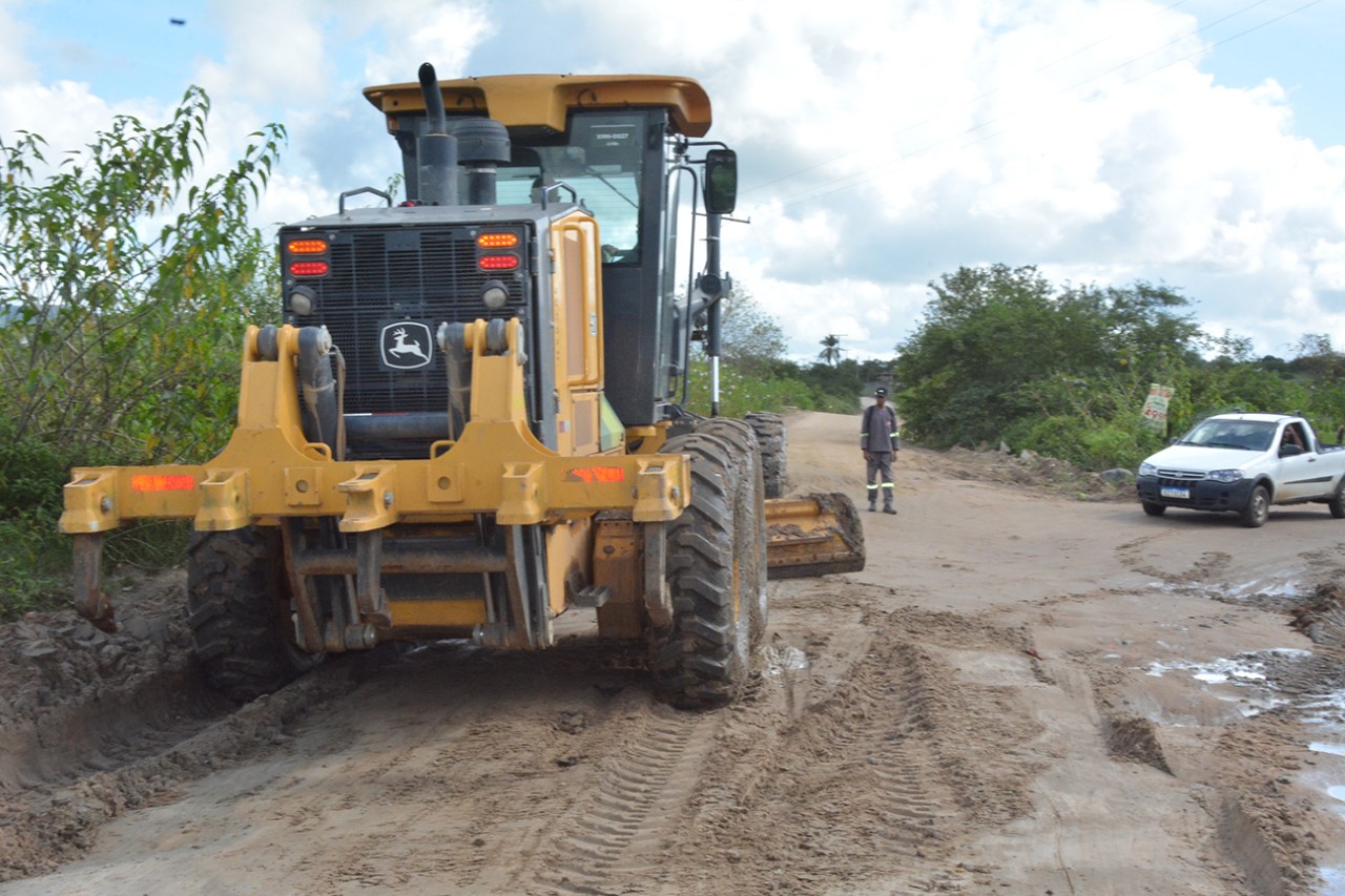 Avança patrolamento e construção de aguadas na zona rural de Feira de Santana