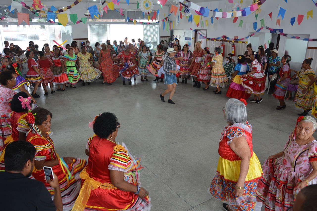 Idosos participam de festa junina no Centro de Convivência Dona Zazinha