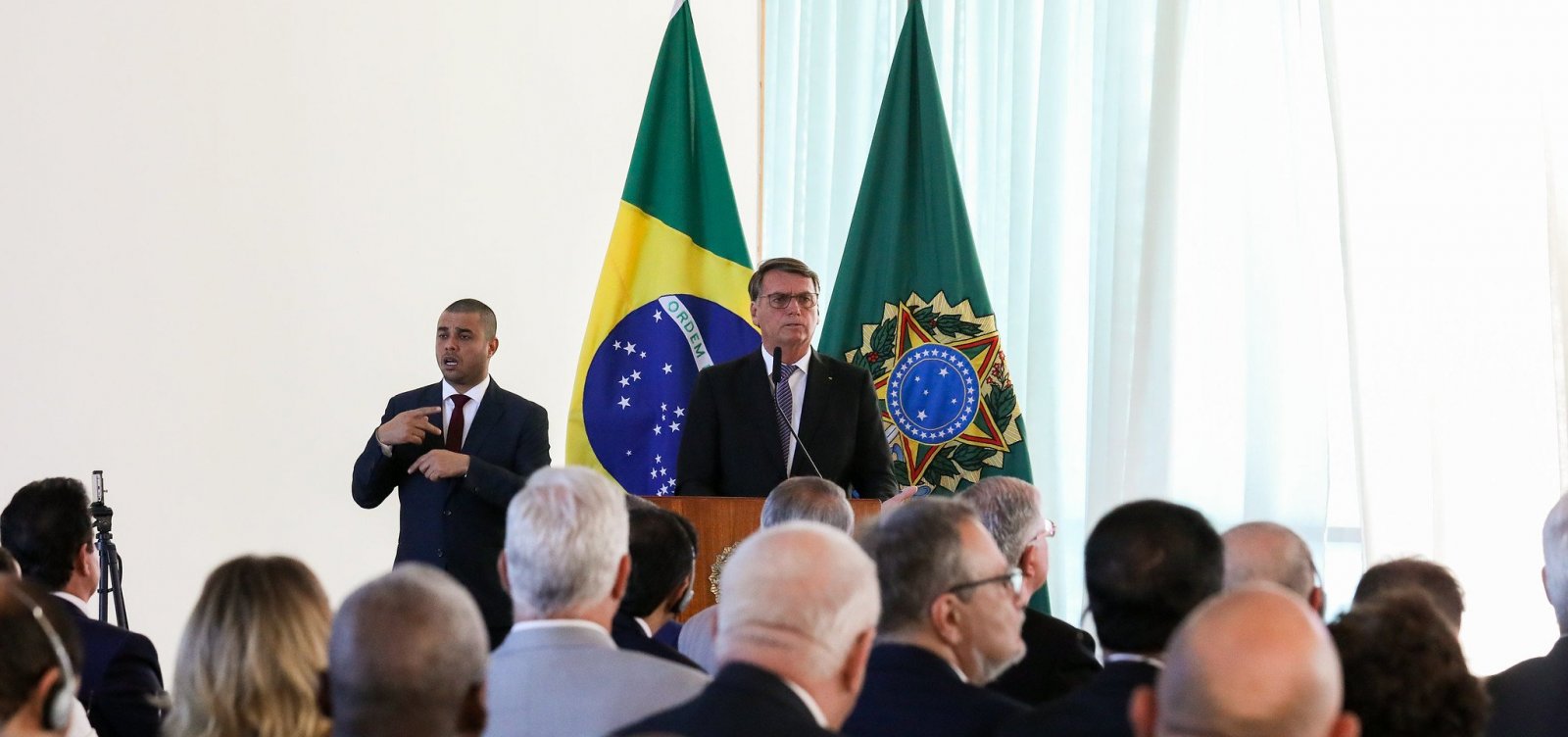 Juízes eleitorais defendem urnas eletrônicas depois de Bolsonaro atacar sistema