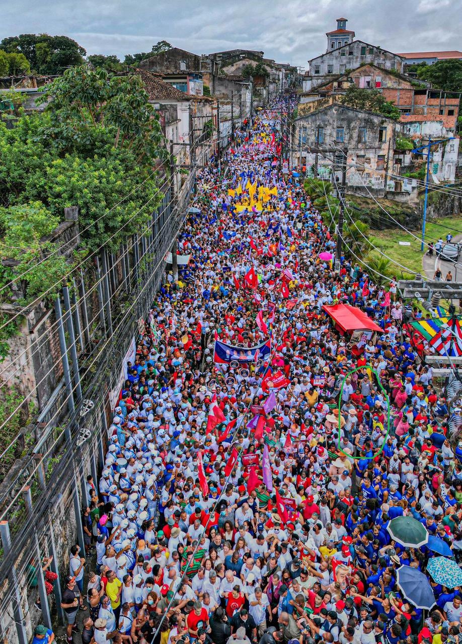 Campanha de Lula publica foto com pessoas duplicadas em evento do 2 de julho