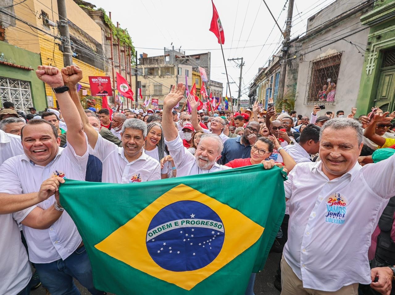 Lula reúne milhares de pessoas em caminhada pelas ruas de Salvador
