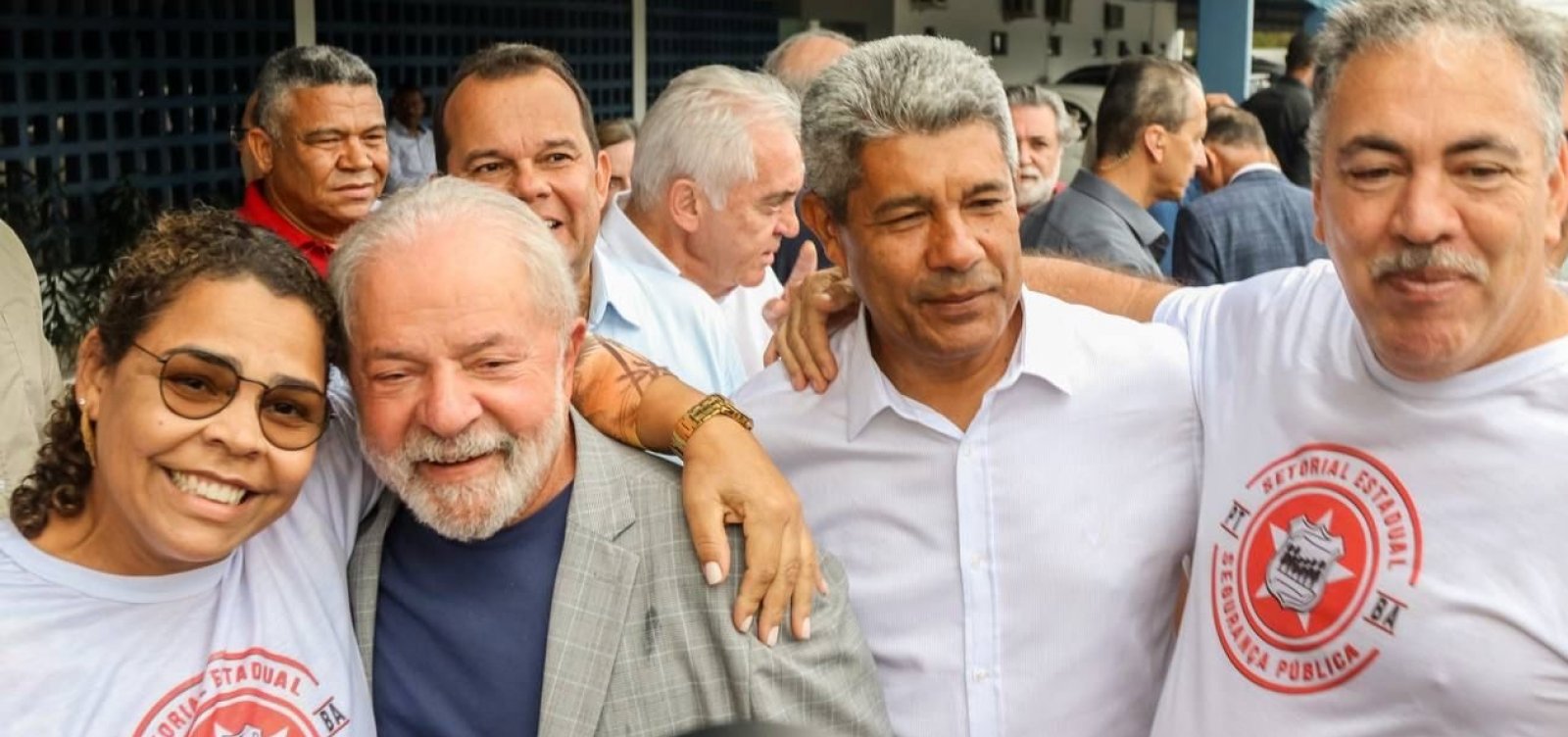 Lula desembarca em Salvador e é recebido por aliados e militância