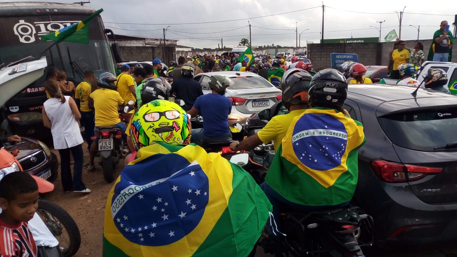 Apoiadores madrugaram em Feira para chegada de Bolsonaro