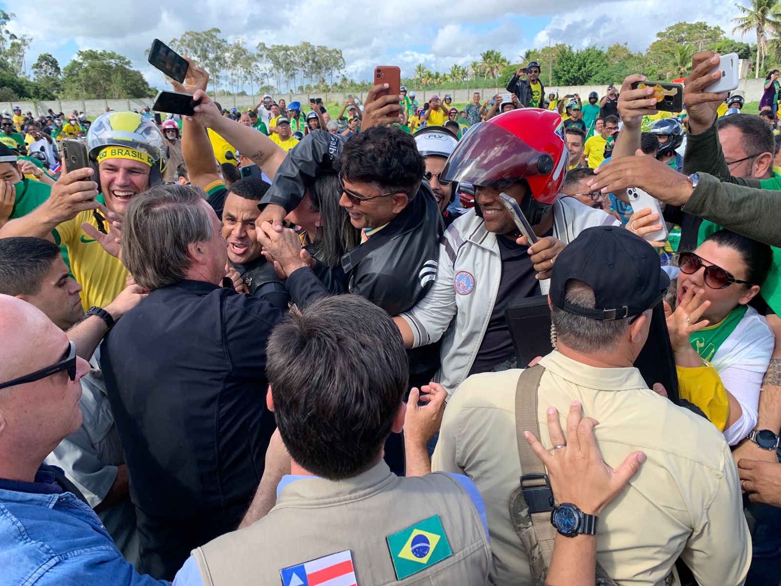 Apoiadores recebem Jair Bolsonaro em Feira de Santana