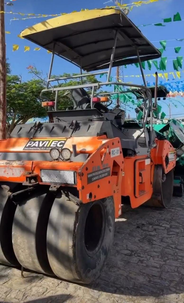 Máquinas e equipamentos chegam a cidade de Santanópolis para o banho de asfalto no centro da cidade