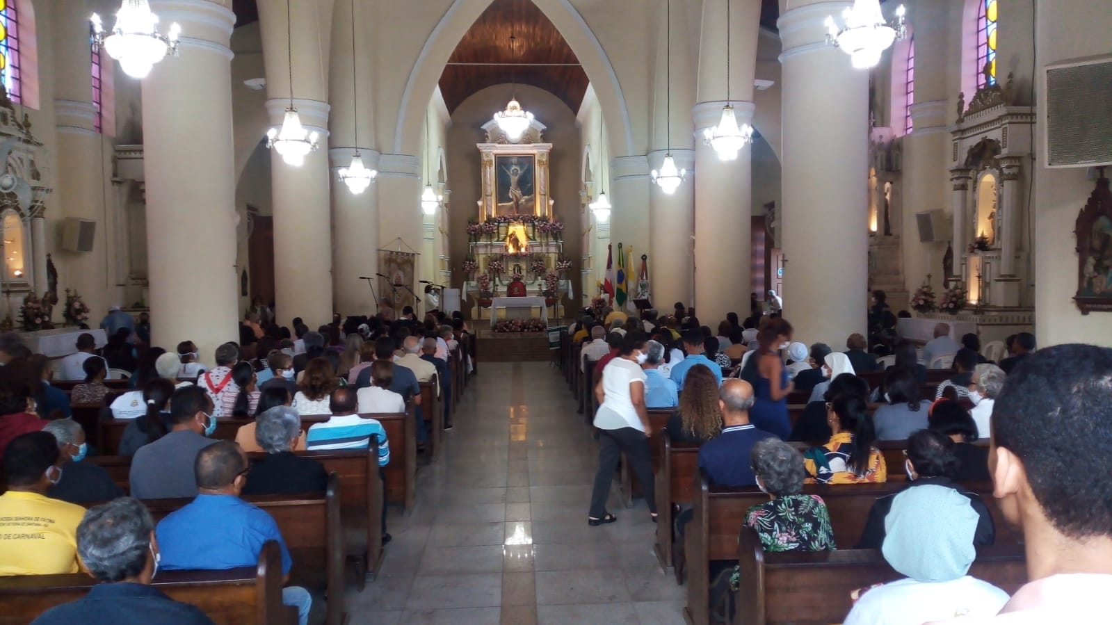 Centenas de fiéis participam de missa em homenagem à Senhora Sant’Ana