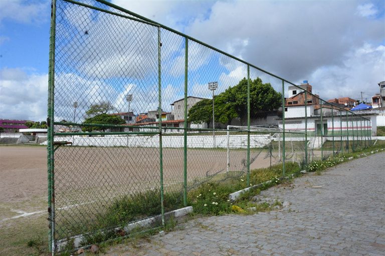 Complexo Esportivo Beira Riacho foi arrombado e teve fiação furtada