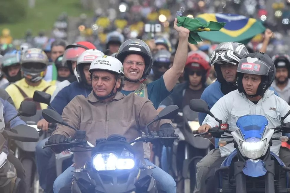 Bolsonaro passeia de moto pelas ruas de Salvador e discursa em trio elétrico