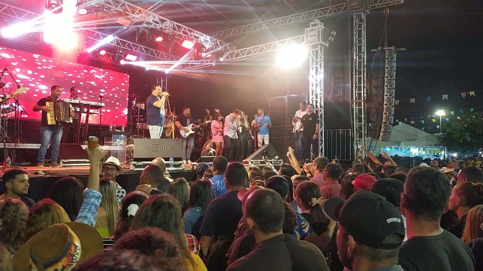 Show do cantor Zezo lota público no 2º dia do São Pedro do Retiro