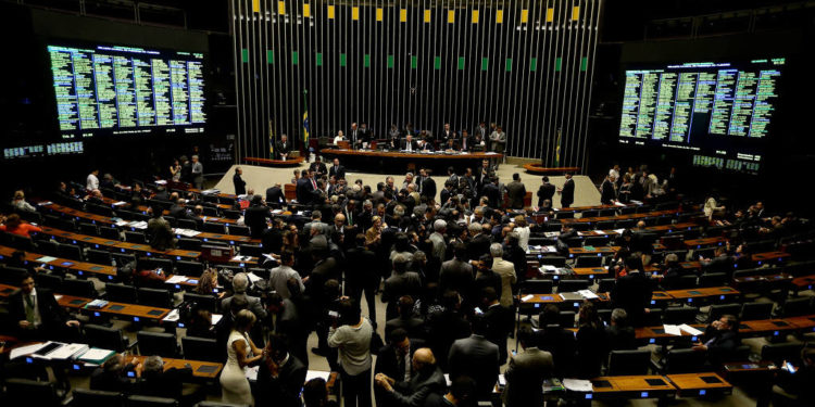 Câmara mantém criação de estado de emergência na PEC dos benefícios sociais em ano eleitoral