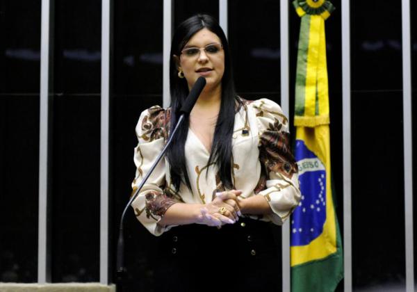 Ex-aliada de Bolsonaro, Dayane Pimentel engrossa críticas ao presidente: ‘quer golpe’