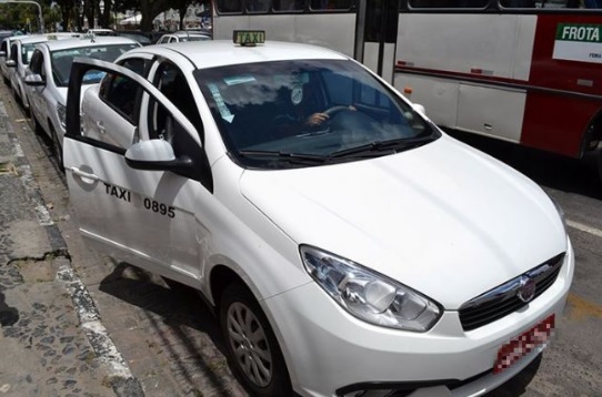 300 taxistas de Feira ficam de fora de benefício federal, diz sindicalista