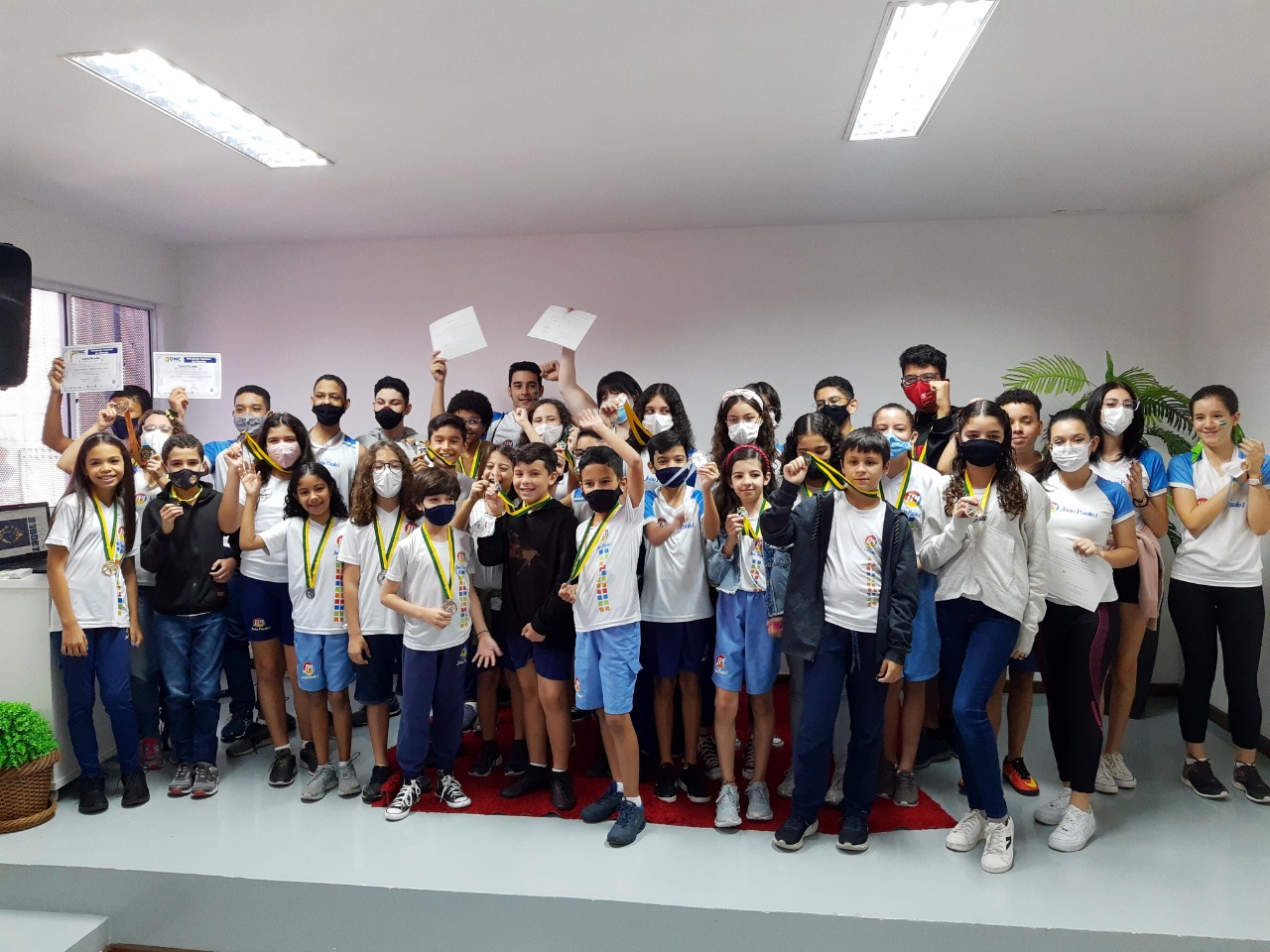 Alunos da Escola João Paulo I recebem medalhas de olimpíadas no Dia do Estudante