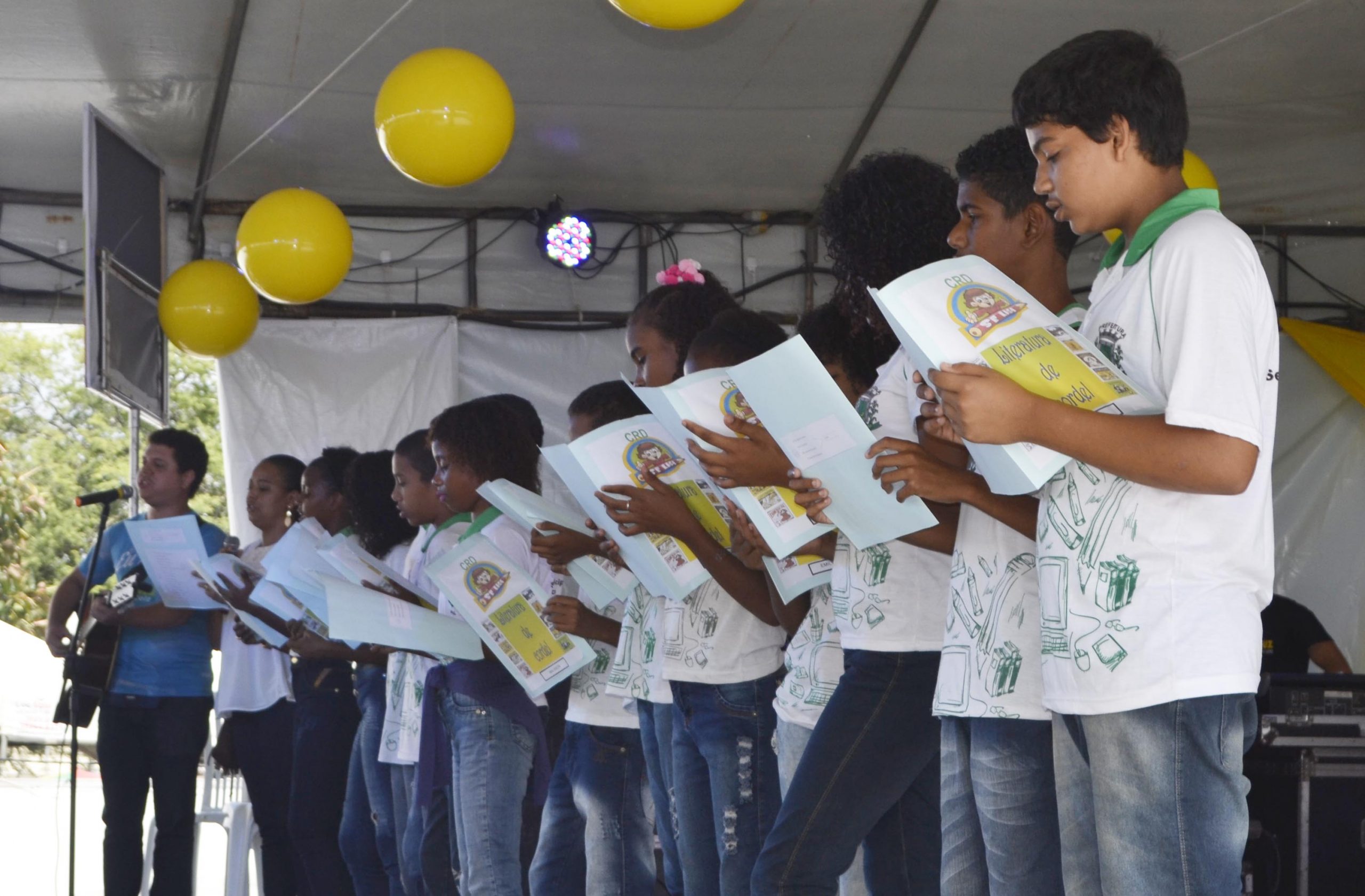 Escolas municipais levam talentos ao palco da Feira do Livro nesta terça