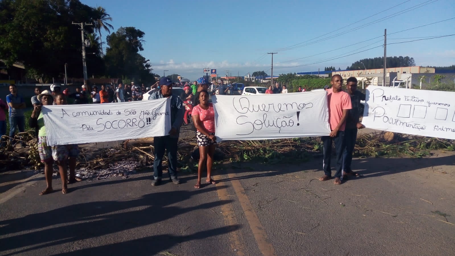 Moradores do São João Grande fecham estrada Feira- São Gonçalo cobrando melhorias nas ruas