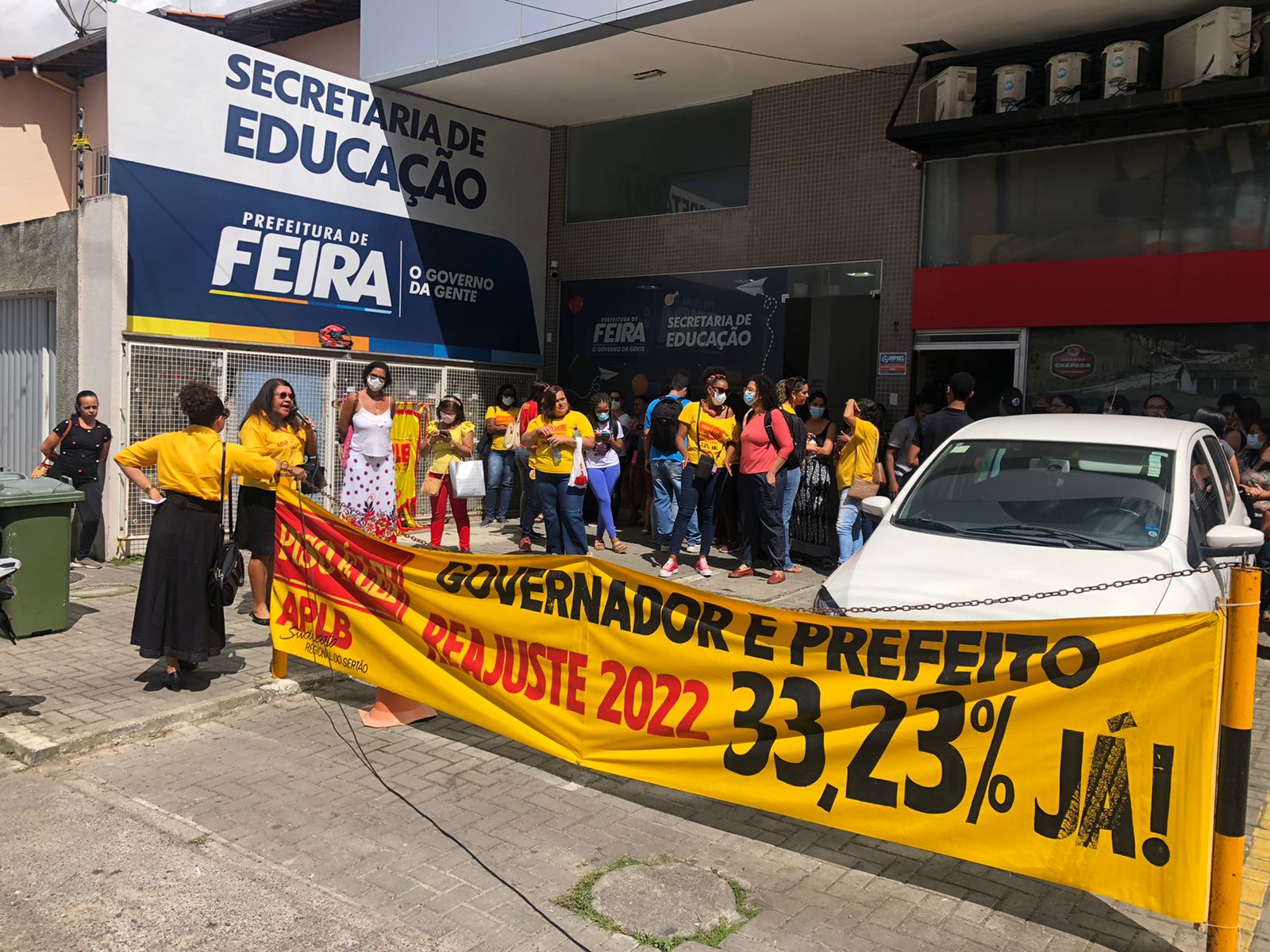 Professores da rede municipal protestam contra cortes no salário