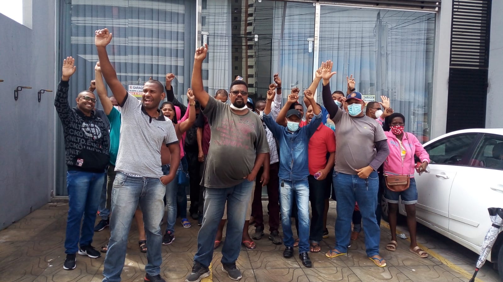Porteiros de escolas da rede municipal realizam protesto por falta de salário