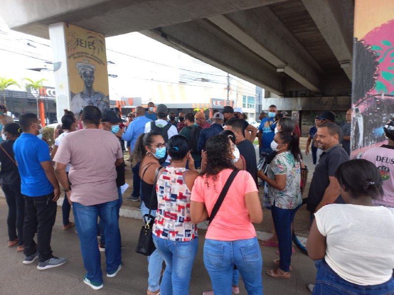 Terceirizados pela Secretaria de Educação realizam manifestação na Avenida Getúlio Vargas
