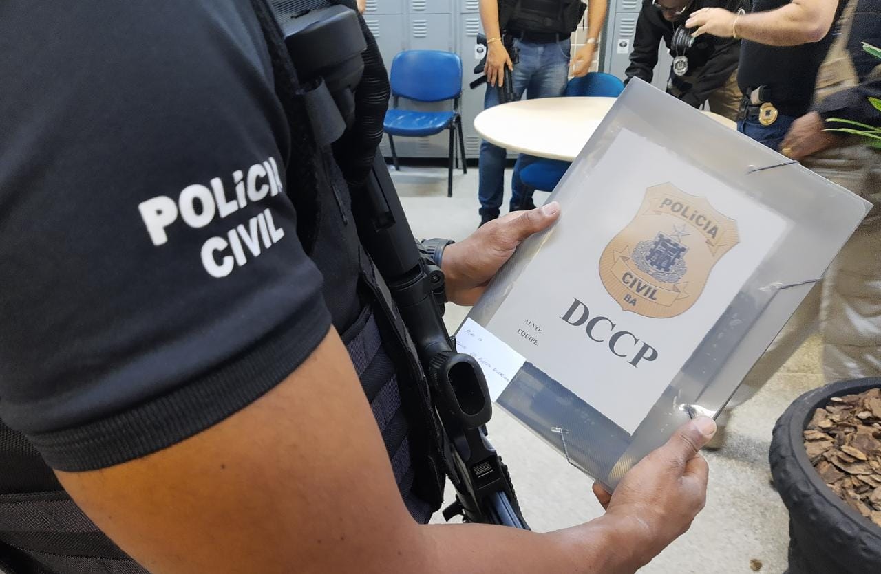 Polícia Civil cumpre mandatos por fraudes em Feira de Santana
