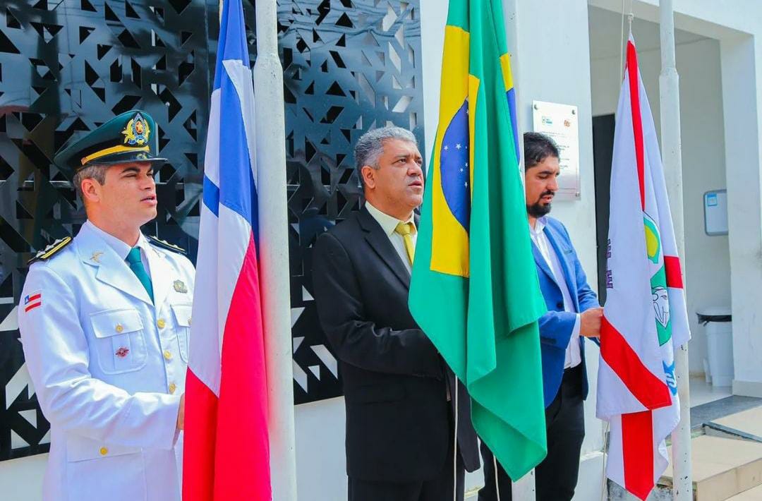 Prefeitura  de Santa Bárbara realiza hasteamento das bandeiras em homenagem ao bicentenário da Independência