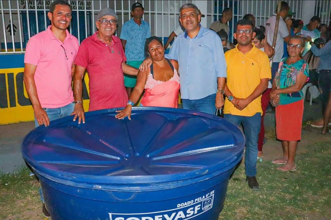Prefeitura de Santa Bárbara doa caixas d’água a famílias carentes