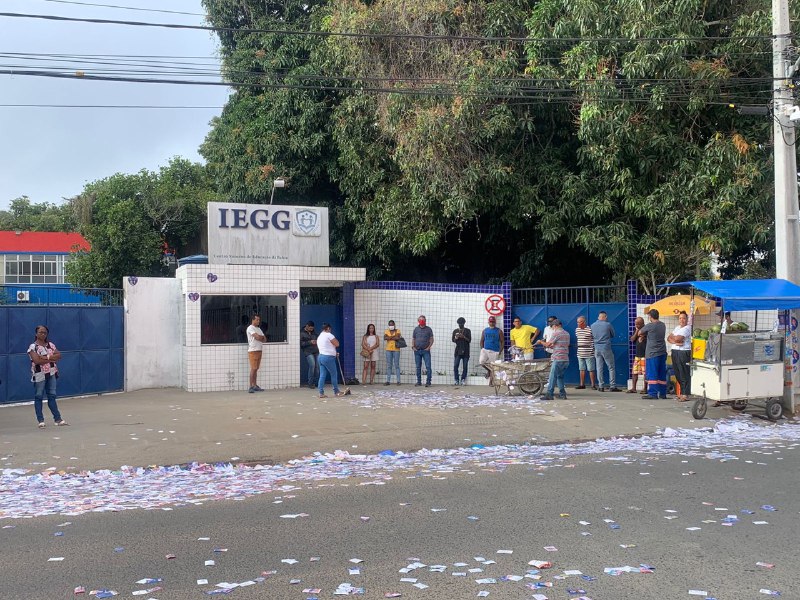 Eleitores chegam cedo para votar em Feira de Santana