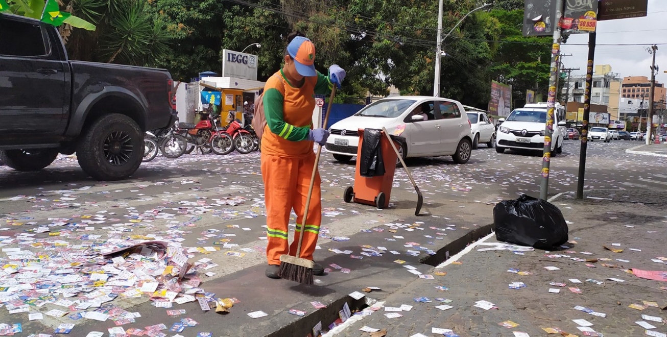 Operação de limpeza recolhe santinhos nas ruas após eleição