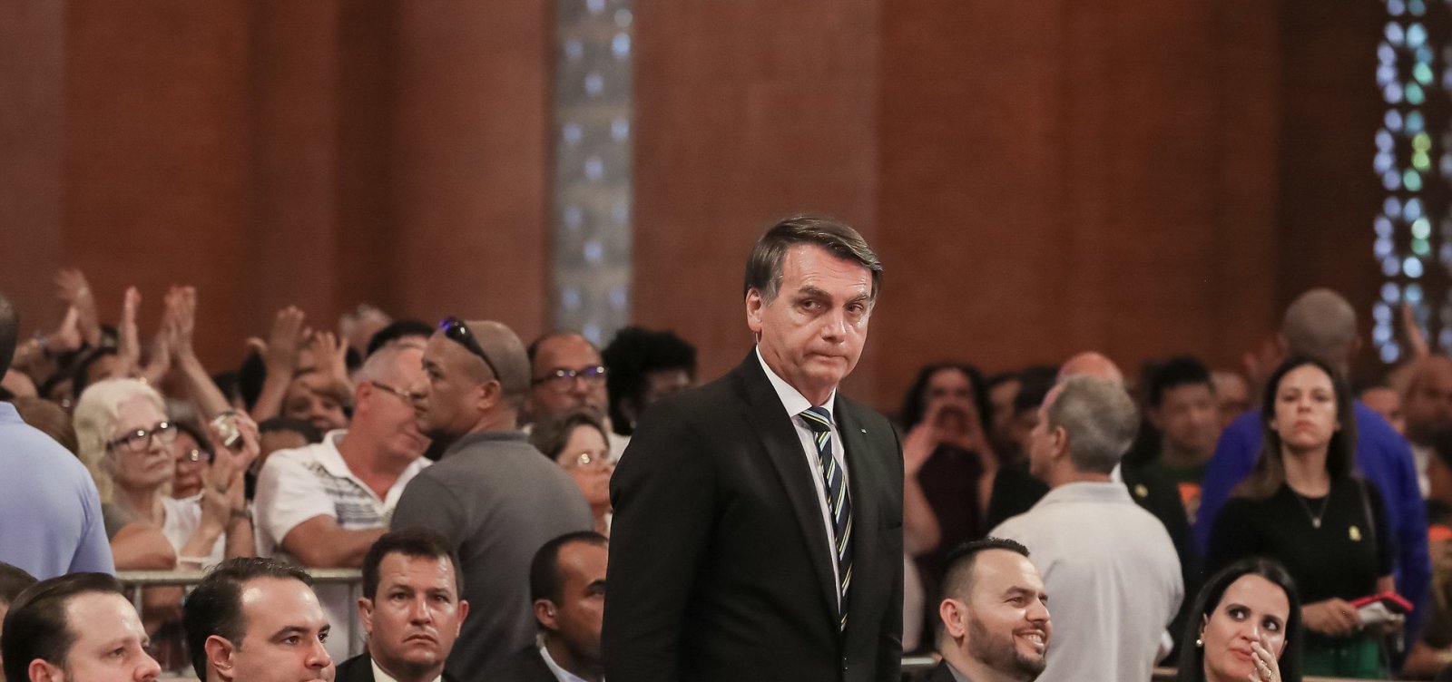 Na Basílica de Aparecida, Bolsonaro é recebido com aplausos e vaias, e padre pede silêncio