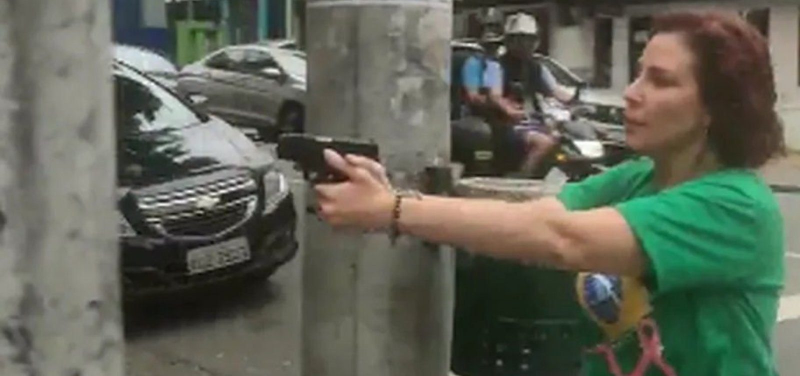 Deputada Carla Zambelli saca arma e aponta para homem em São Paulo